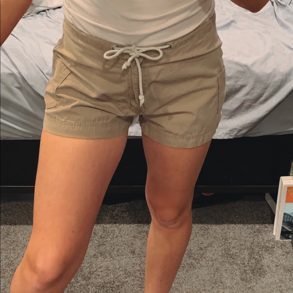 Khaki shorts with tie